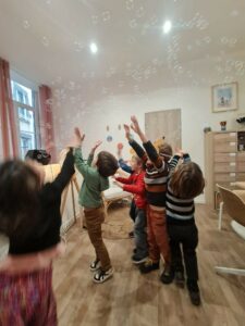 Enfants qui jouent avec les bulles